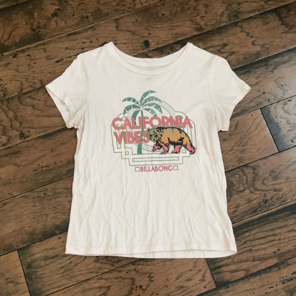 Cute billabong shirt!Super comfortable, cute color